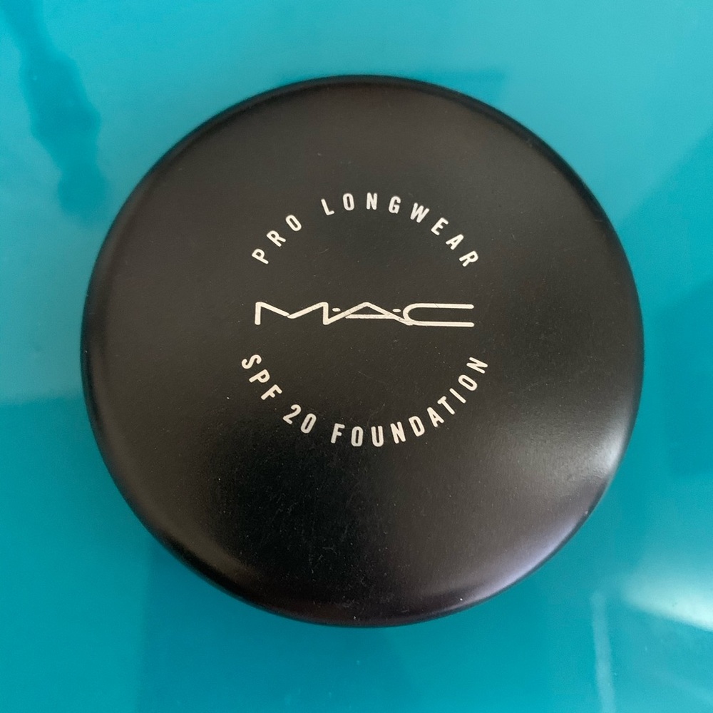 MAC Pro Longwear SPF20 Compact Foundation NW50